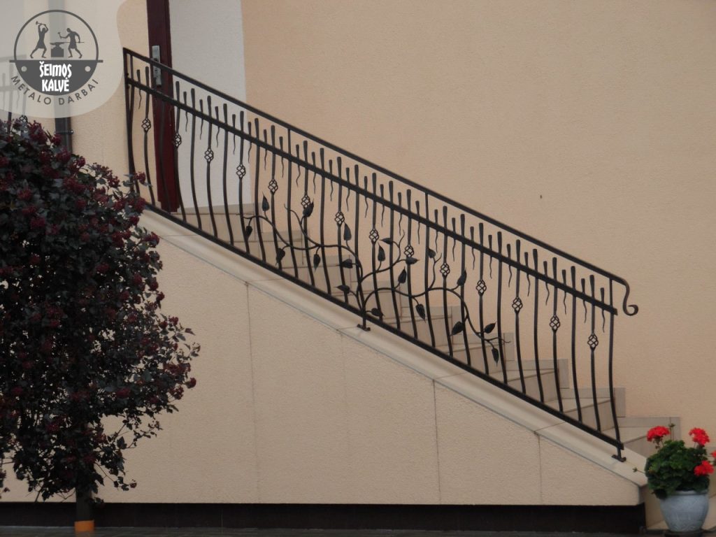 Laiptų arba balkono kalviški turėklai sukurti Šeimos Kalvėje
